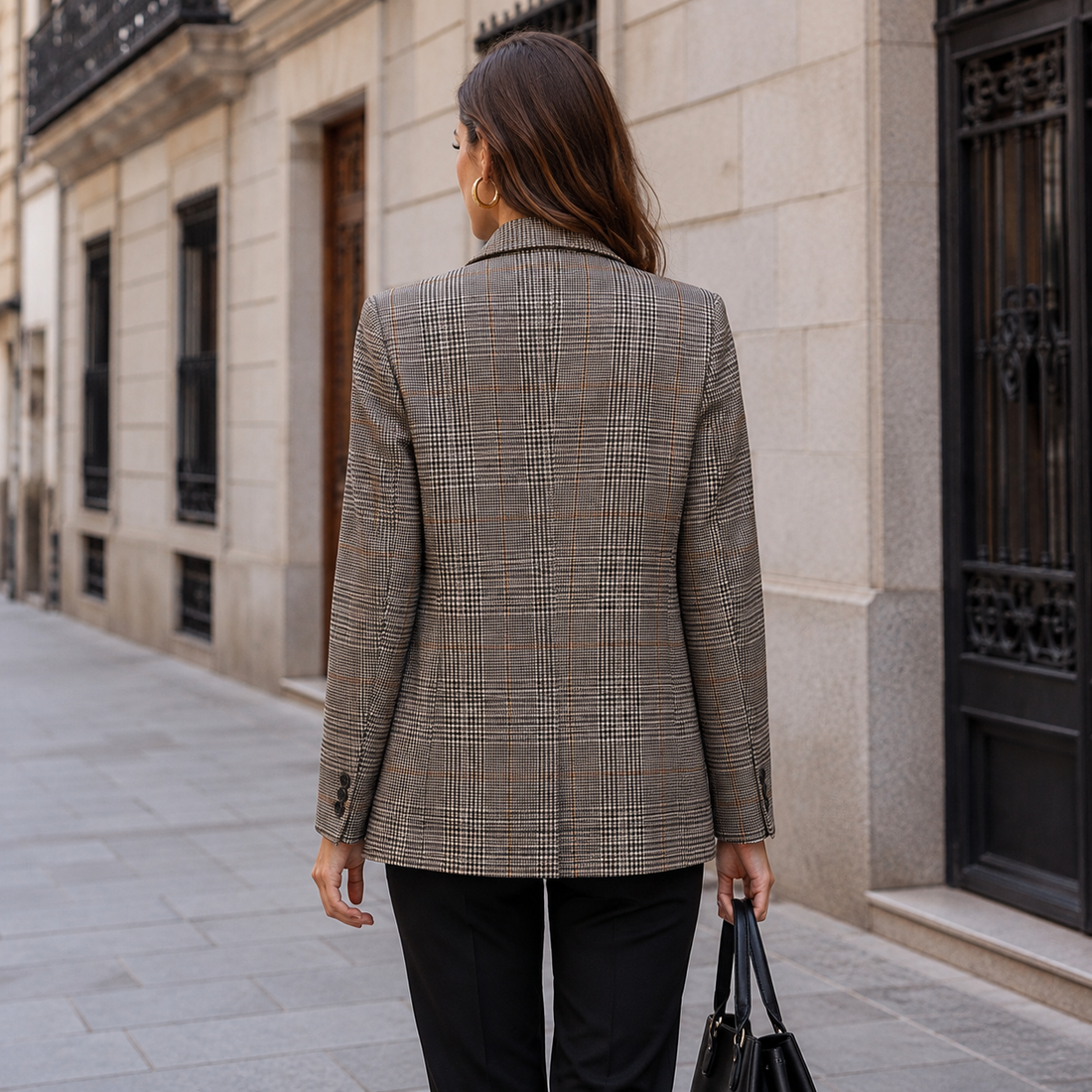 LUCÍA Blazer de Cuadros – Estilo Refinado